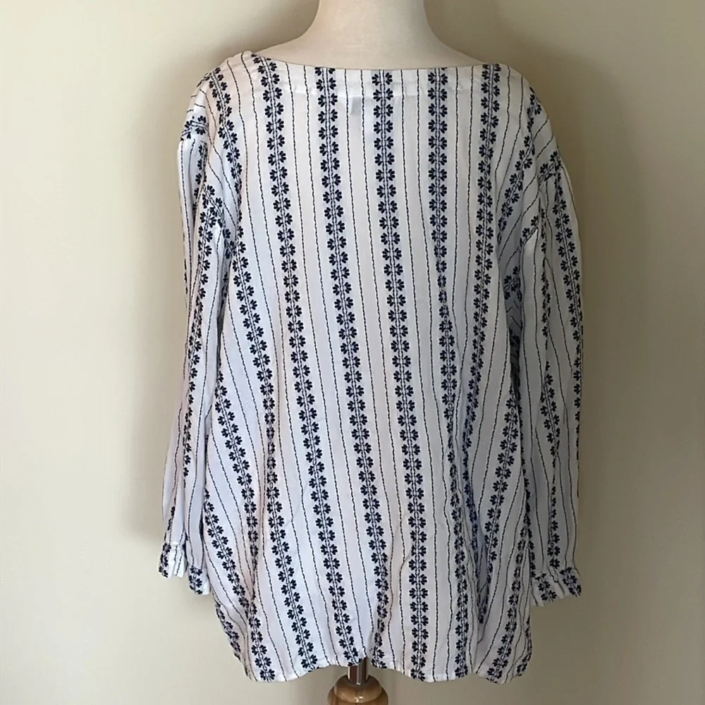 EUC Women’s XL Croft & Barrow V~Neck Floral Embroidered 3/4 Sleeve Top - Picture 3 of 7